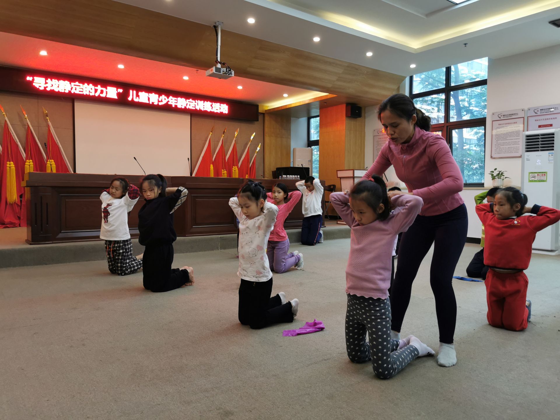 CQ9电子塘家社区举办瑜伽训练 提高儿童青少年专注力(图1)