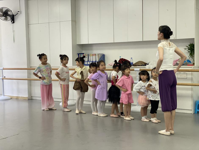 CQ9电子舞动吧少年！南园社区开展儿童公益舞蹈课(图1)