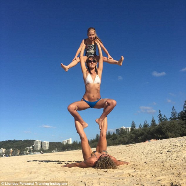 CQ9电子澳两女子海滩练习双人瑜伽 动作高难如同杂技(图1)