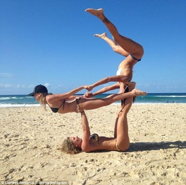 CQ9电子澳两女子海滩练习双人瑜伽 动作高难如同杂技(图2)