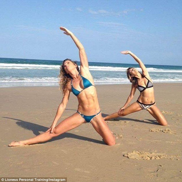 CQ9电子澳两女子海滩练习双人瑜伽 动作高难如同杂技(图5)