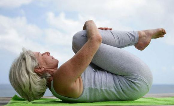 一项更适合钟老年人的运动：瑜伽让你年轻有活力气质好(图1)