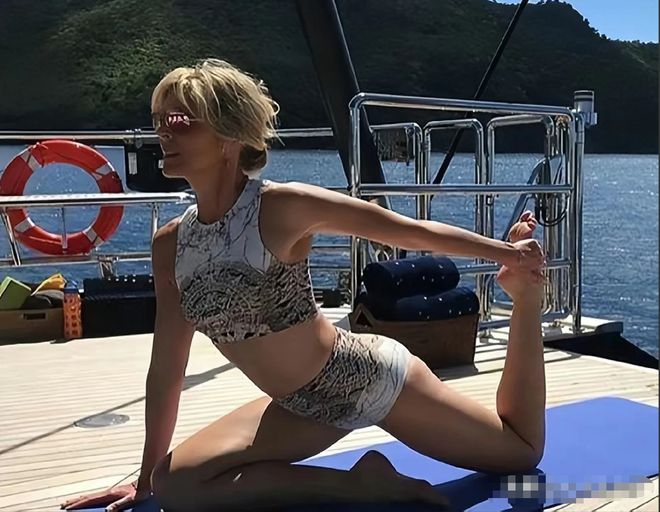 CQ9电子2019年特朗普最美前妻玛拉在游艇做瑜伽的照片55岁身材如少女(图1)